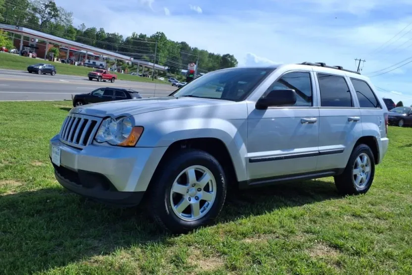 2009 Jeep Grand Cherokee Laredo photo 1