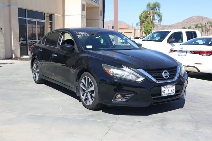 2017 Nissan Altima 2.5 SR photo 1