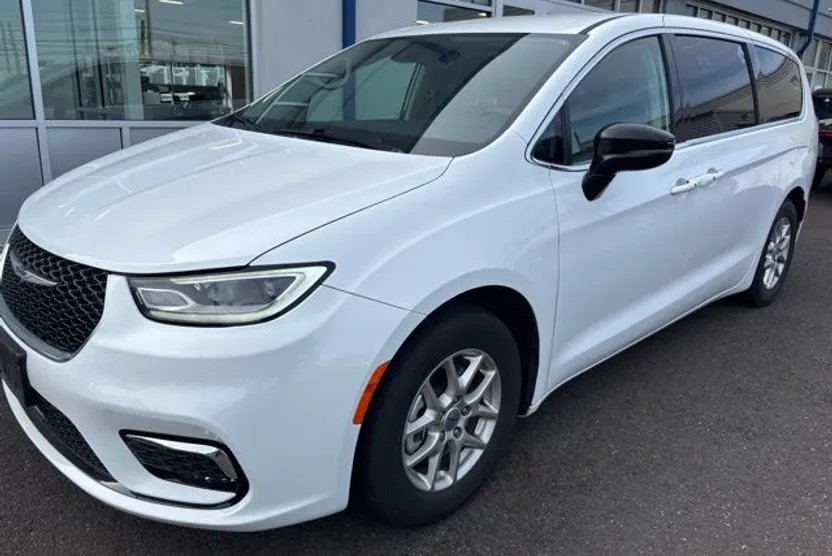 2024 Chrysler Pacifica Touring L photo 1