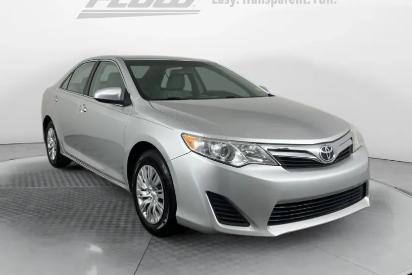 2014 Toyota Camry LE photo 1