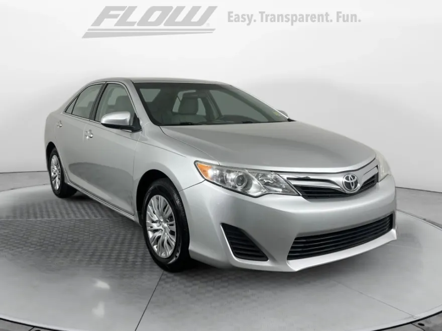 2014 Toyota Camry LE photo 1