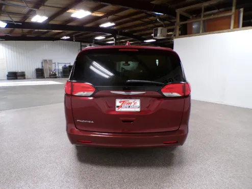 2017 Chrysler Pacifica Touring photo 4