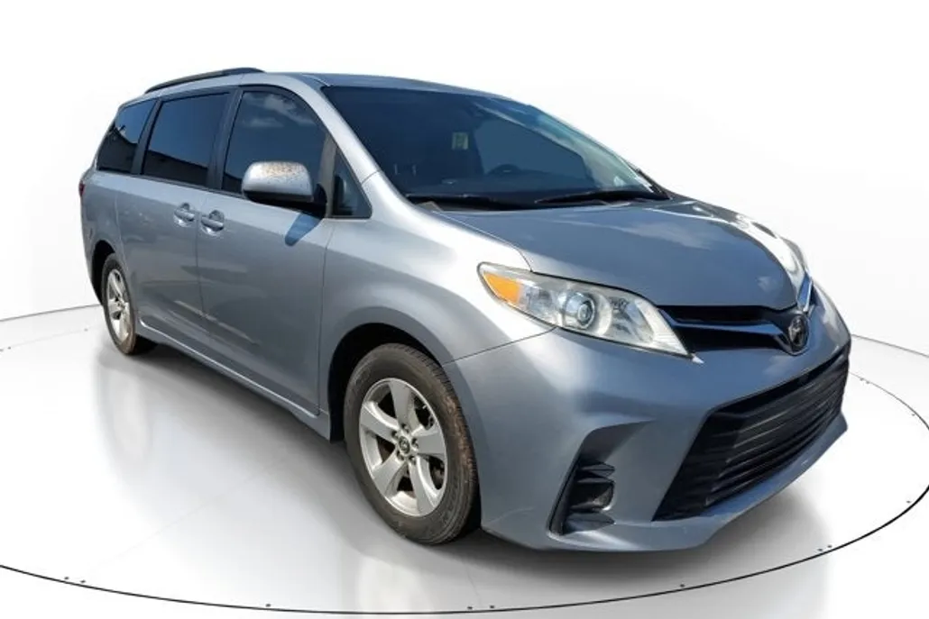 2018 Toyota Sienna LE photo 1