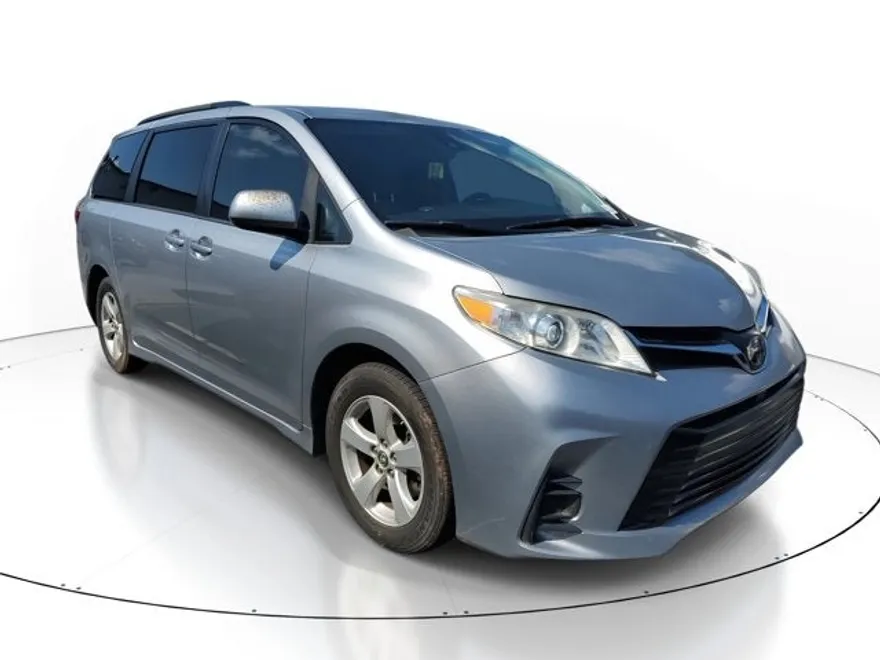 2018 Toyota Sienna LE photo 1