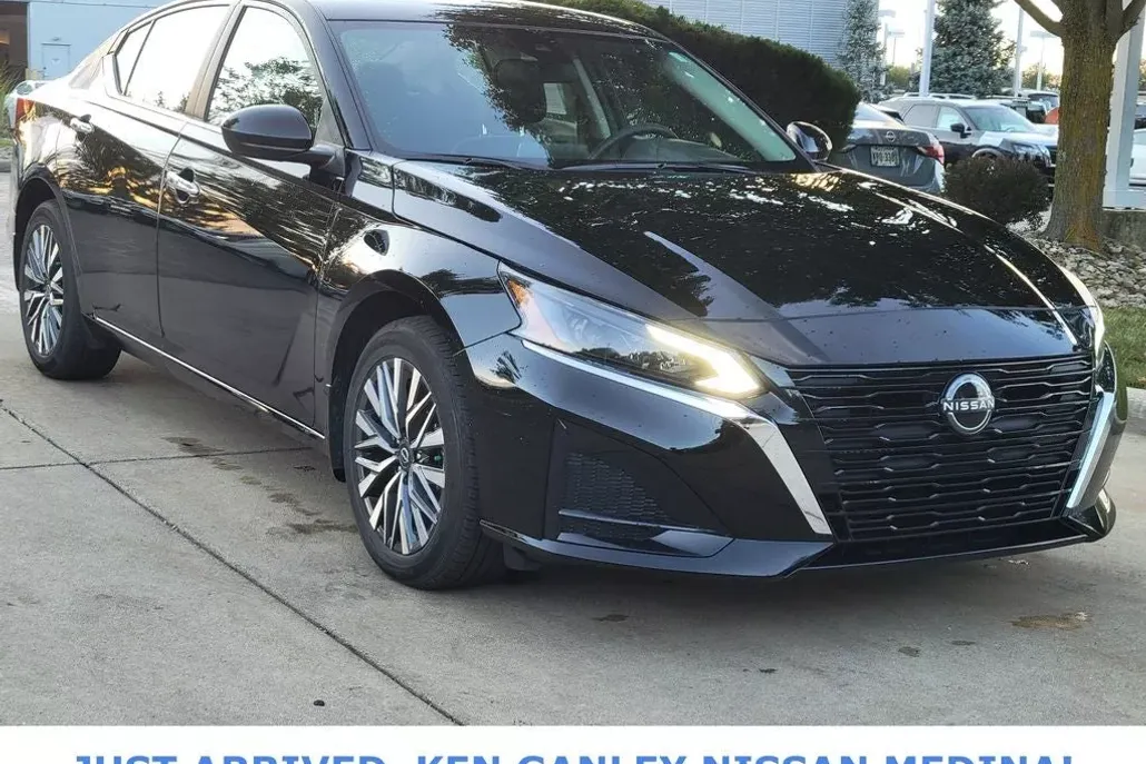 2023 Nissan Altima SV photo 1