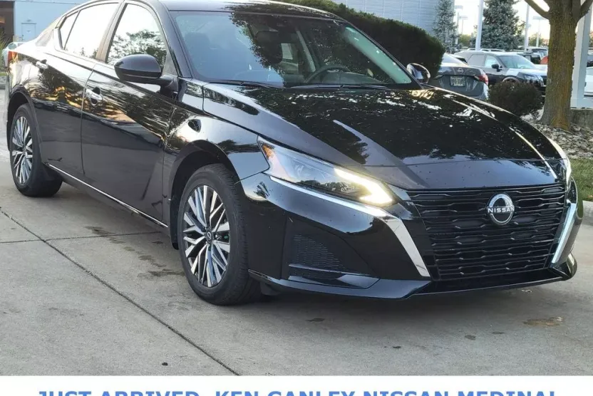 2023 Nissan Altima SV photo 1