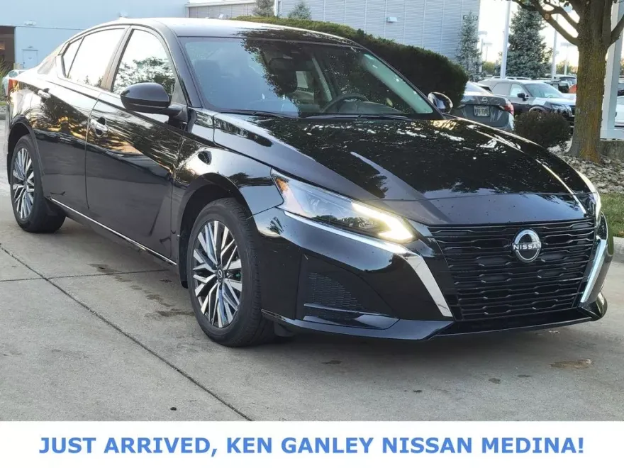 2023 Nissan Altima SV photo 1