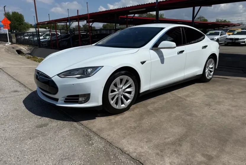 2015 Tesla Model S photo 1