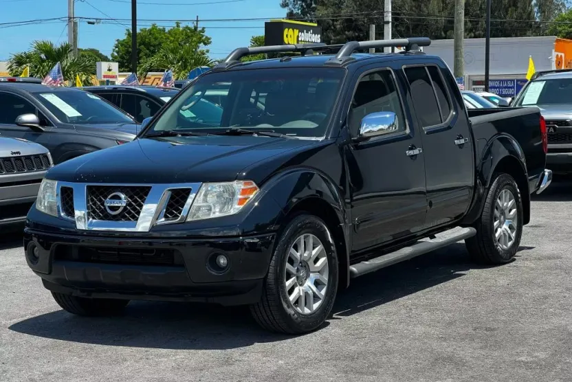 2009 Nissan Frontier Crew Cab LE photo 1