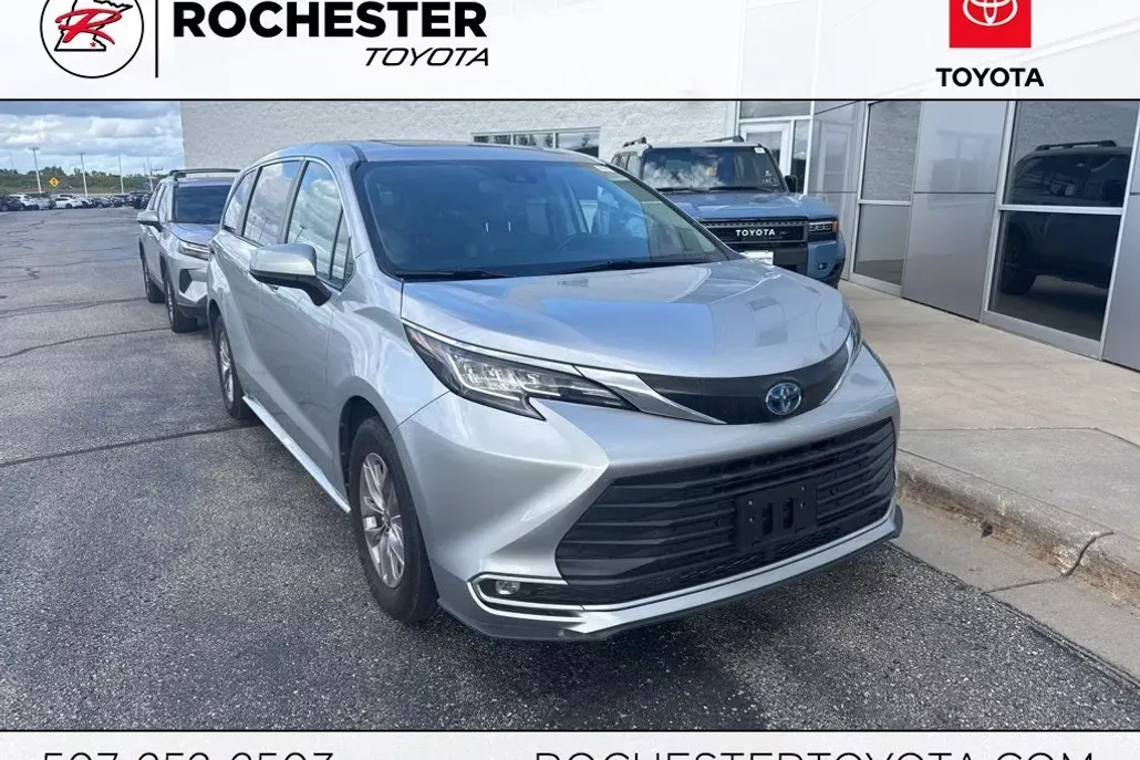 2022 Toyota Sienna XLE photo 1
