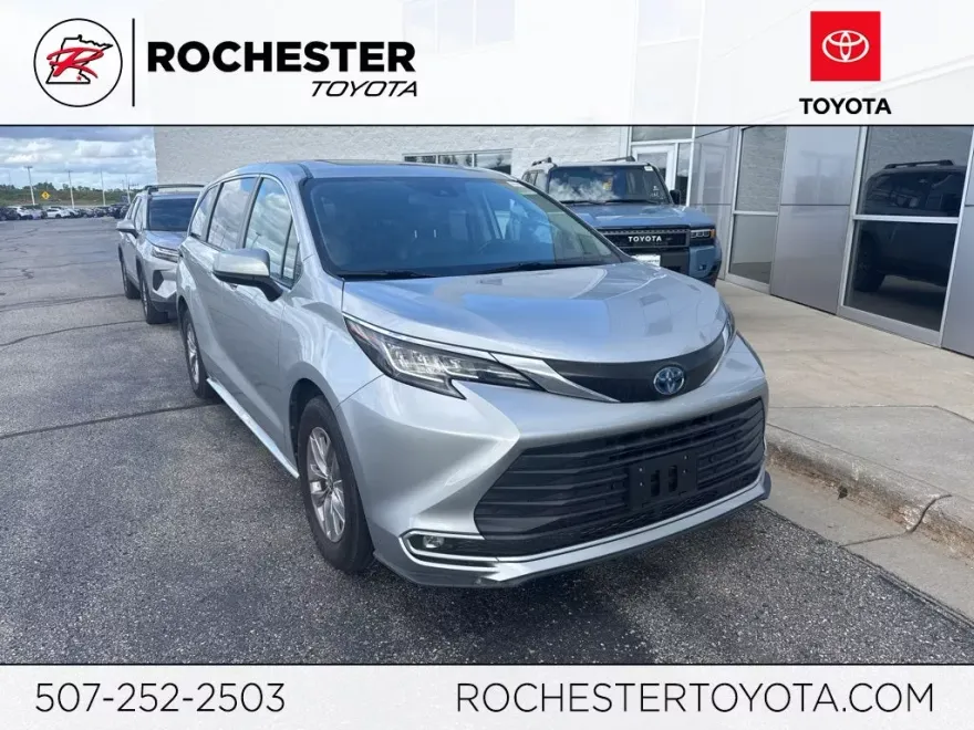 2022 Toyota Sienna XLE photo 1