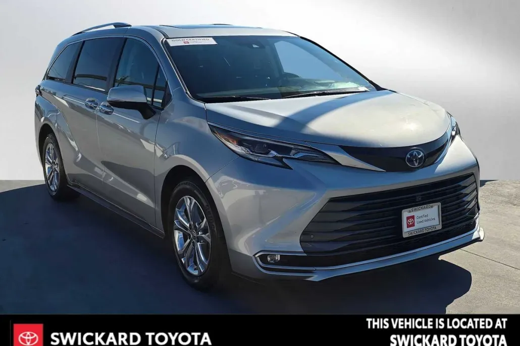 2023 Toyota Sienna Platinum photo 1