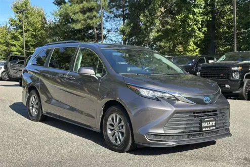 2022 Toyota Sienna LE photo 2