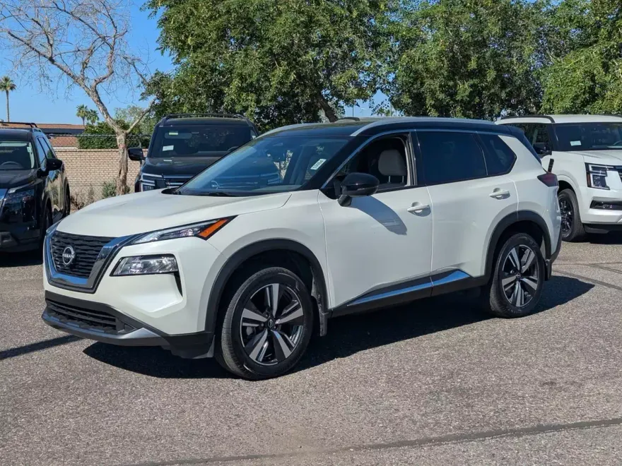 2023 Nissan Rogue SL photo 1