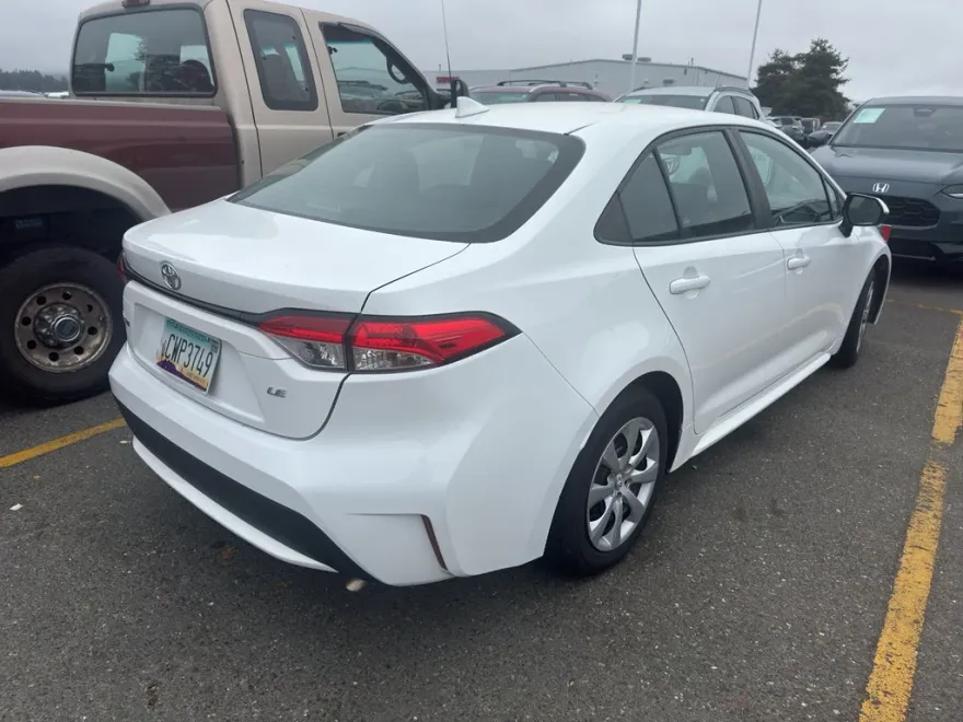 2022 Toyota Corolla LE photo 1