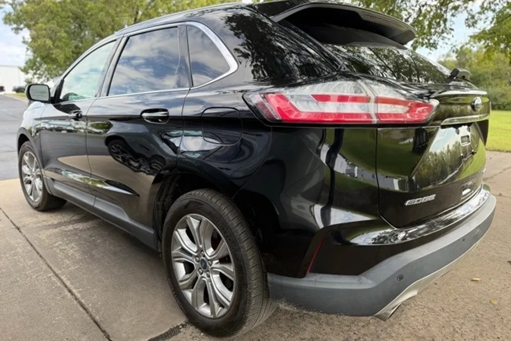 2019 Ford Edge Titanium photo 1