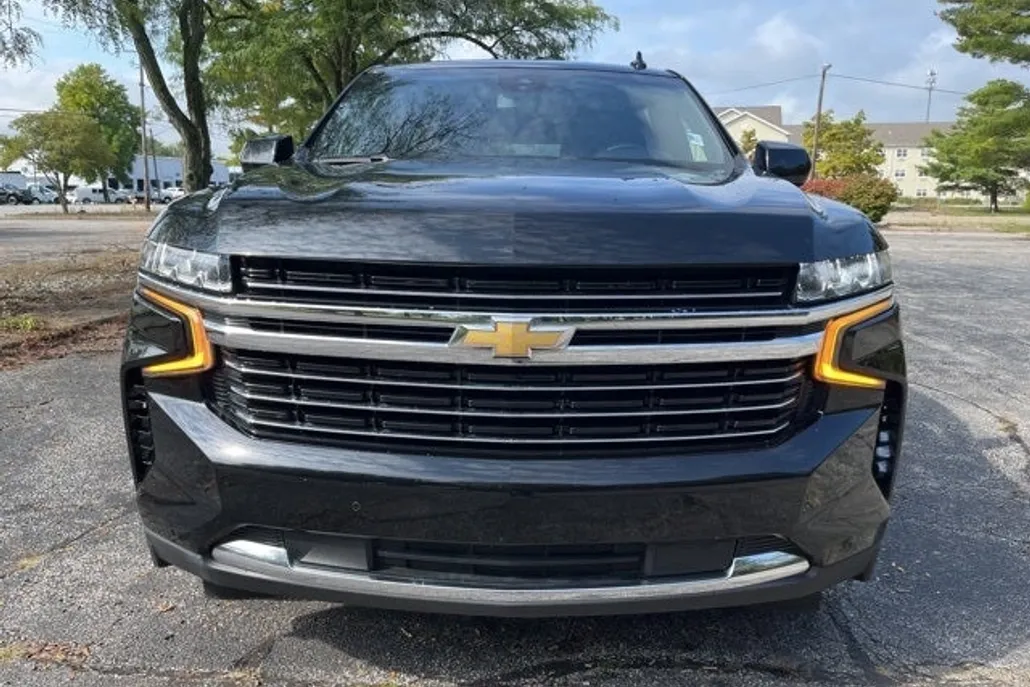 2023 Chevrolet Suburban LT photo 1