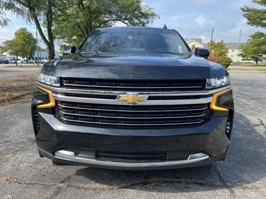 2023 Chevrolet Suburban LT photo 1