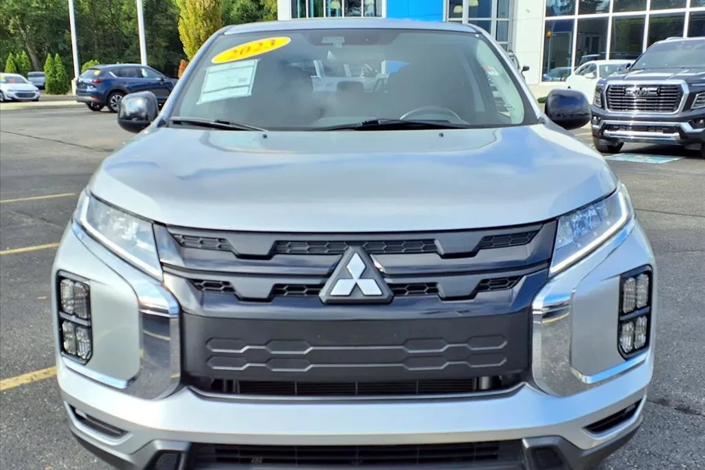 2023 Mitsubishi Outlander Sport LE photo 1