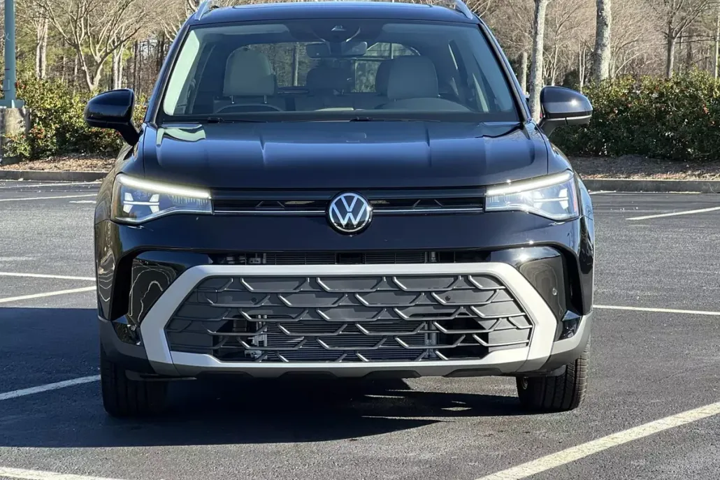 2025 Volkswagen Taos SE photo 1