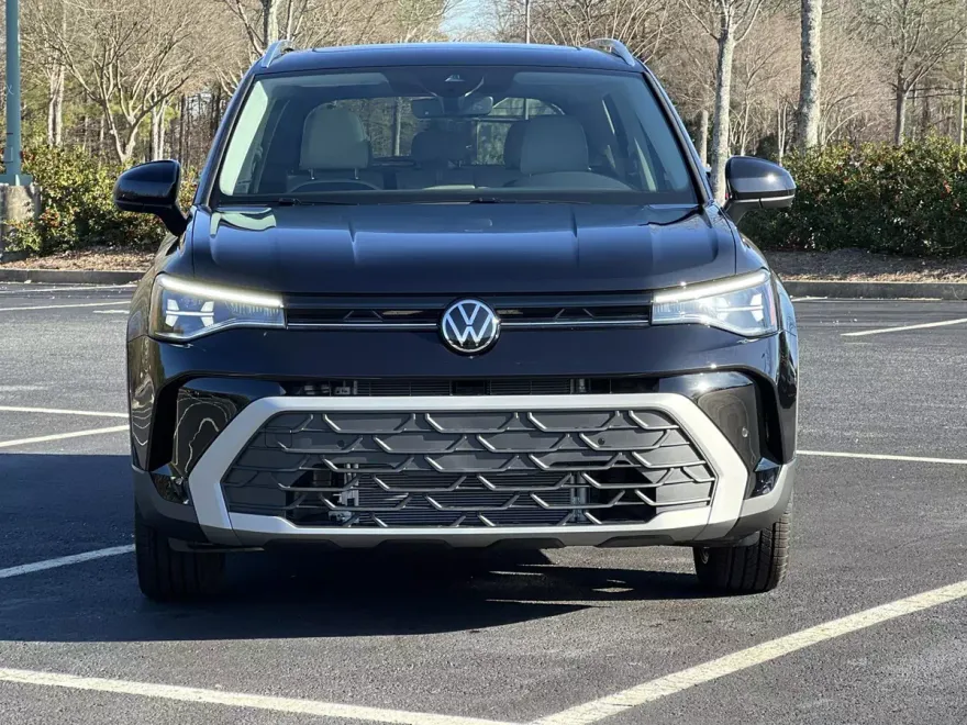 2025 Volkswagen Taos SE photo 1