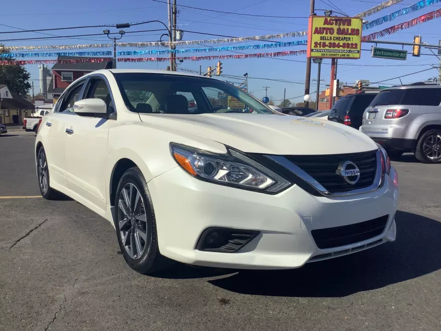 2016 Nissan Altima SV photo 1
