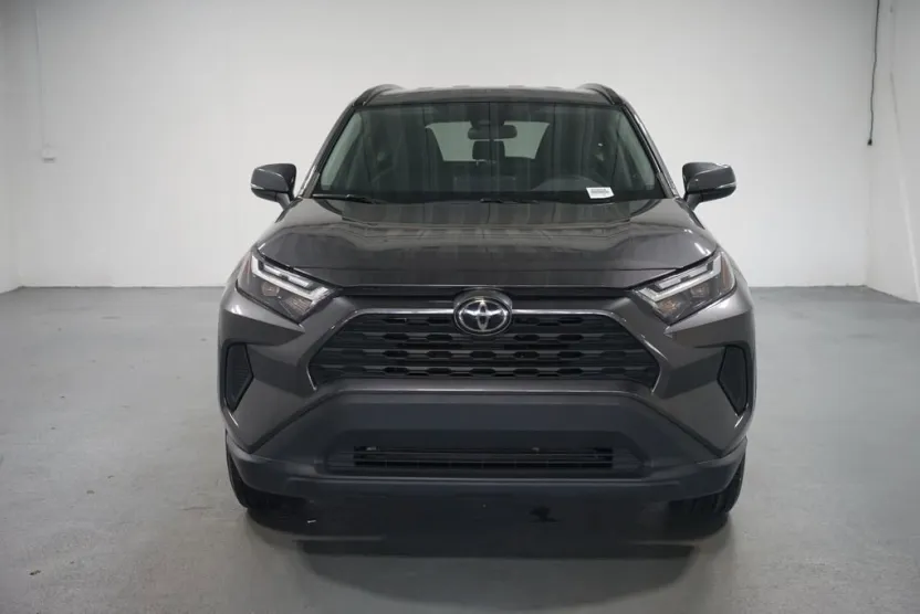 2022 Toyota RAV4 XLE photo 1