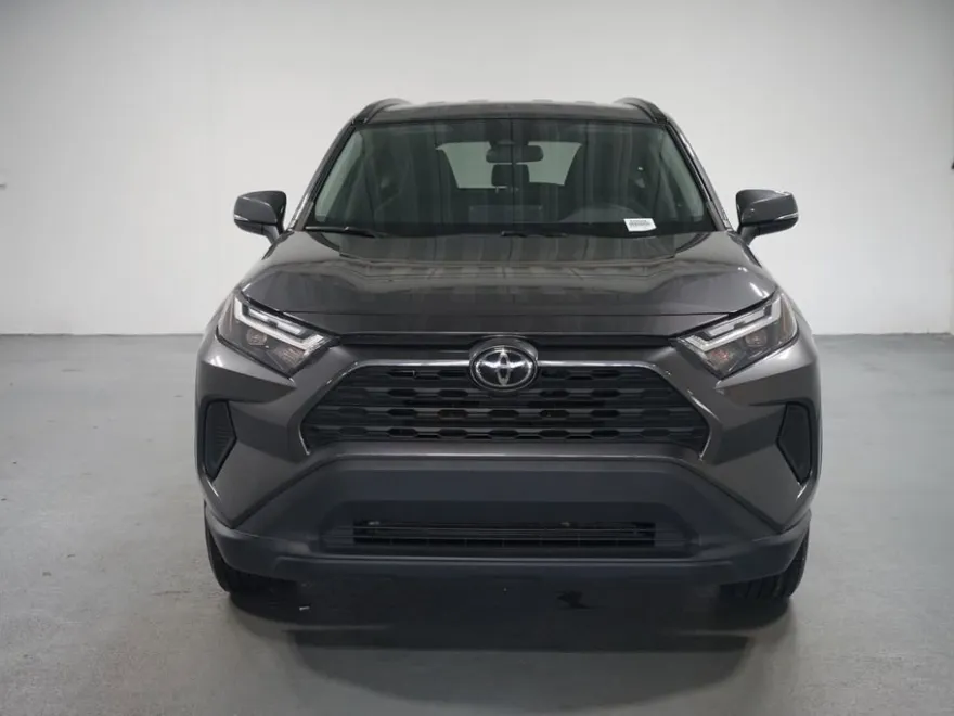 2022 Toyota RAV4 XLE photo 1