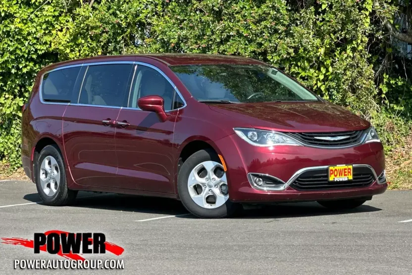 2018 Chrysler Pacifica Hybrid Touring Plus photo 1