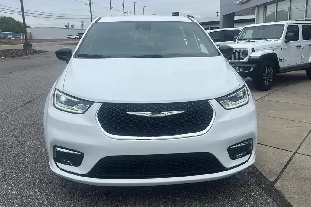 2026 Chrysler Pacifica photo 1