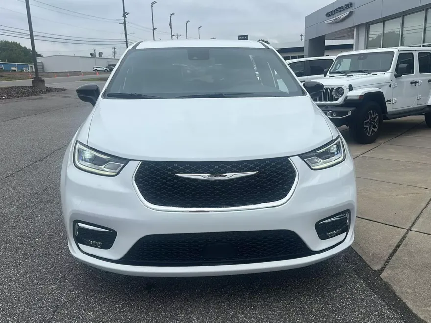 2026 Chrysler Pacifica photo 1