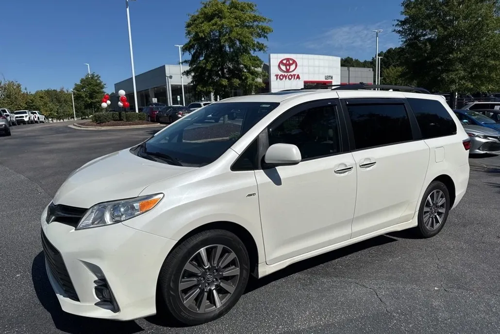 2020 Toyota Sienna XLE photo 1