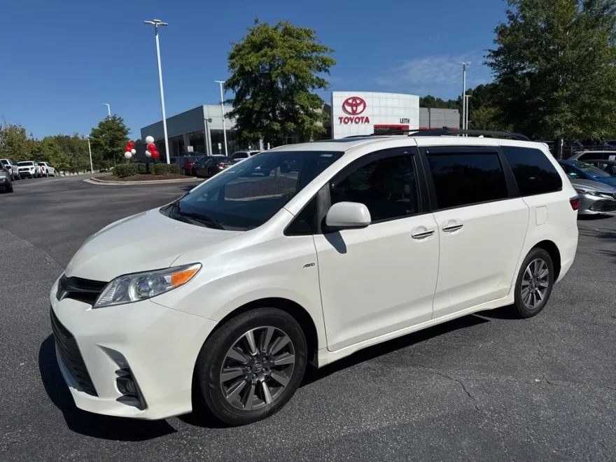 2020 Toyota Sienna XLE photo 1