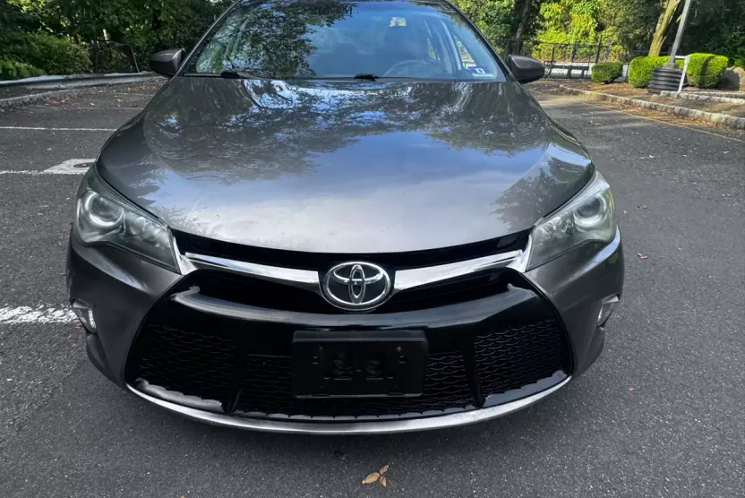 2015 Toyota Camry SE photo 1