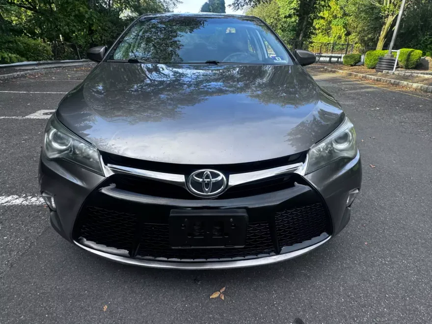 2015 Toyota Camry SE photo 1