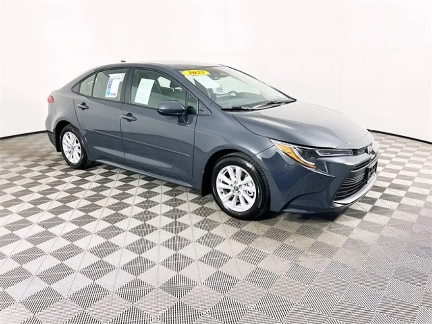 2025 Toyota Corolla LE Premium photo 1