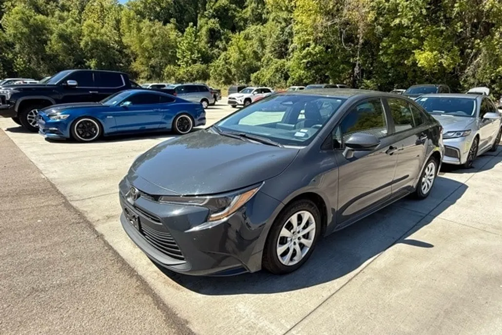 2023 Toyota Corolla LE photo 1