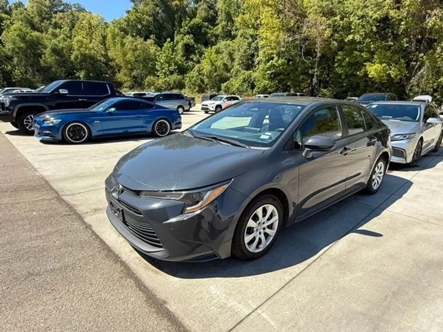 2023 Toyota Corolla LE photo 1