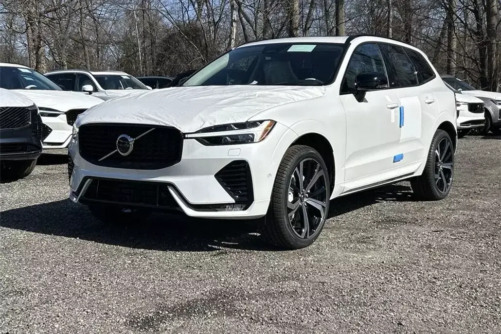 2025 Volvo XC60 B5 photo 1