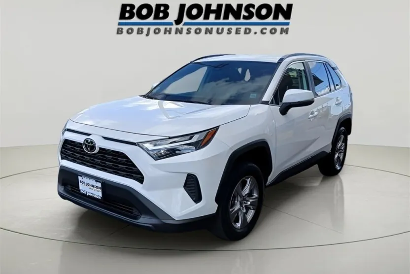 2022 Toyota RAV4 XLE photo 1