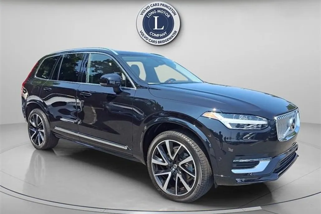 2023 Volvo XC90 Plus B5 AWD photo 1