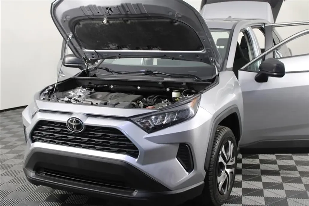 2022 Toyota RAV4 LE photo 1