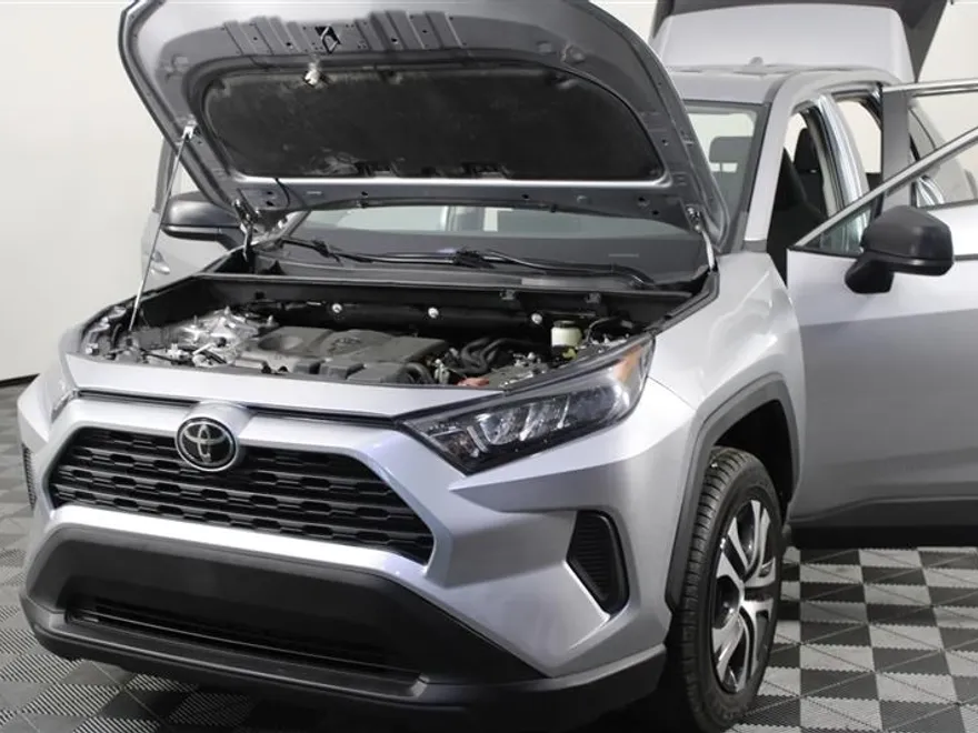 2022 Toyota RAV4 LE photo 1