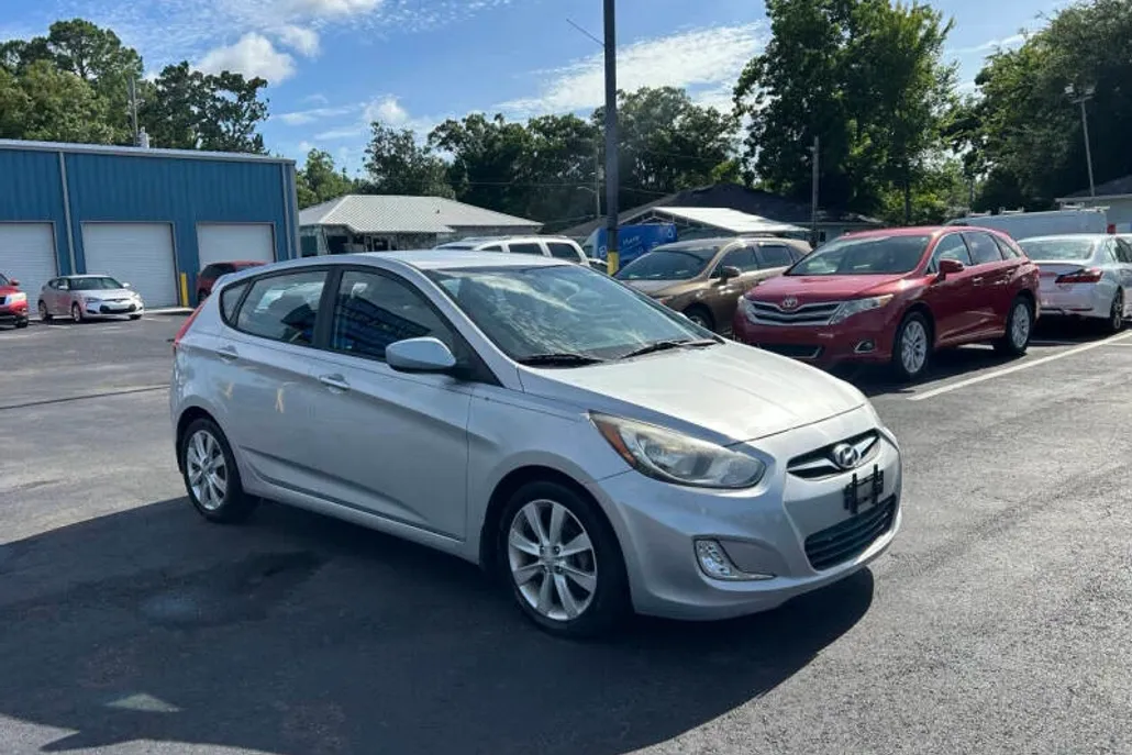 2012 Hyundai Accent SE photo 1