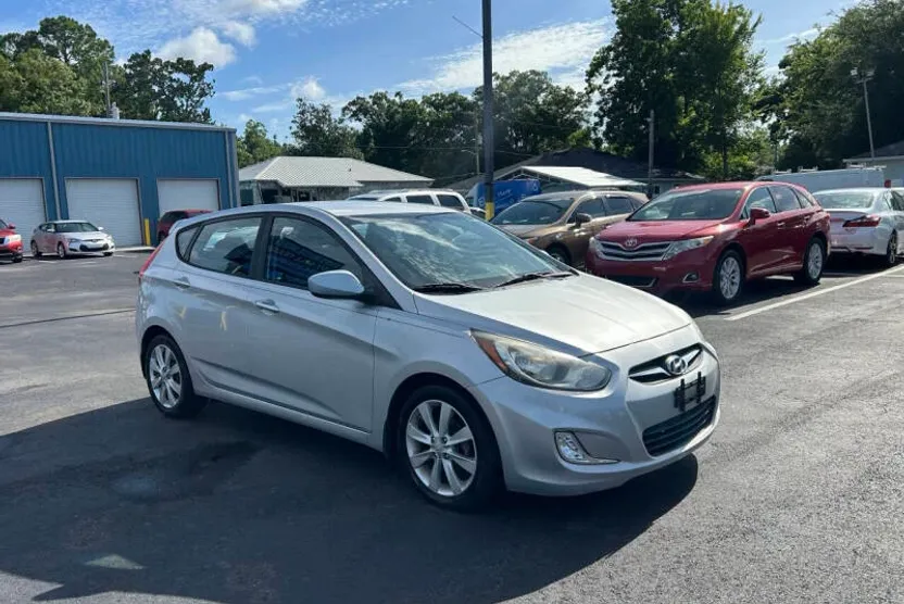 2012 Hyundai Accent SE photo 1
