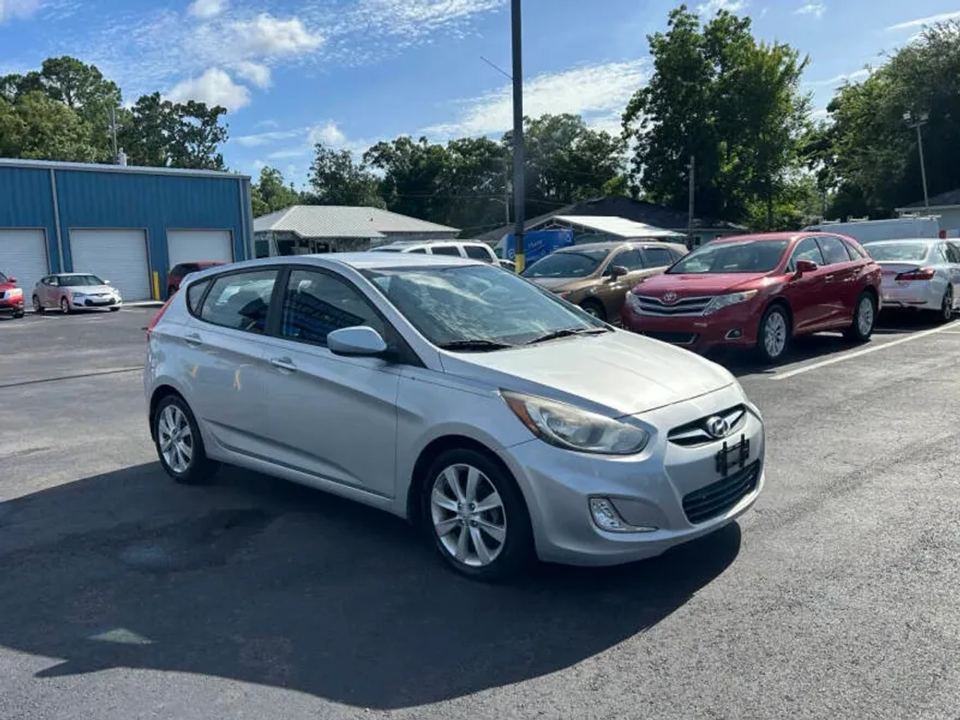 2012 Hyundai Accent SE photo 1