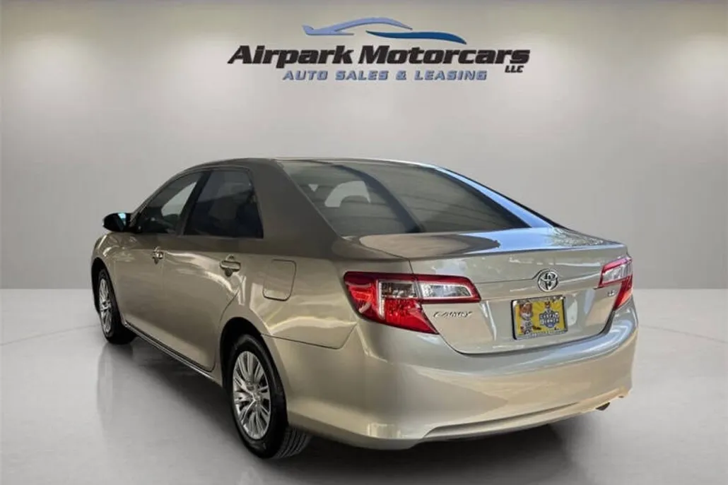 2014 Toyota Camry LE photo 1