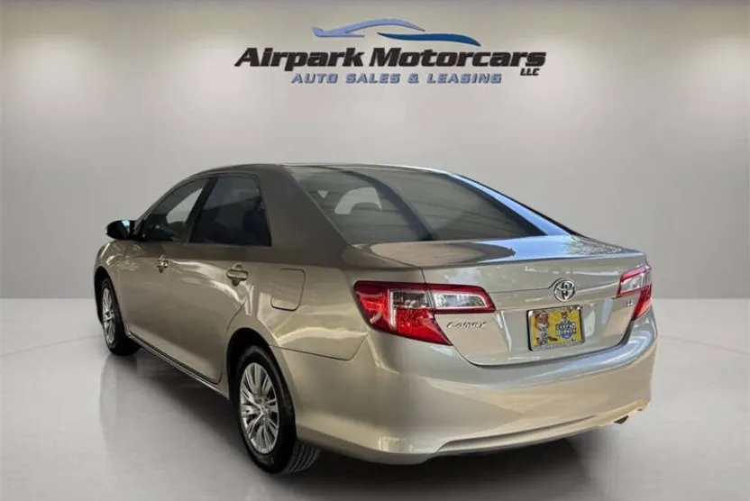 2014 Toyota Camry LE photo 1