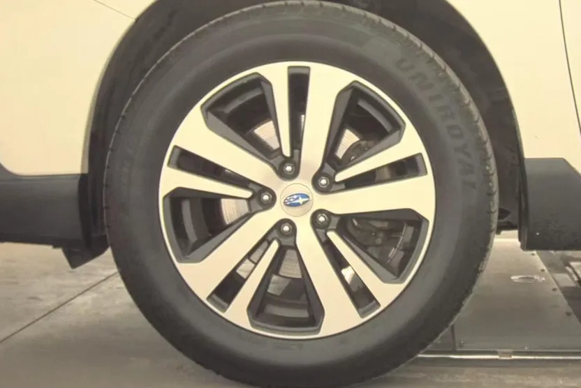 2018 Subaru Outback Limited photo 1
