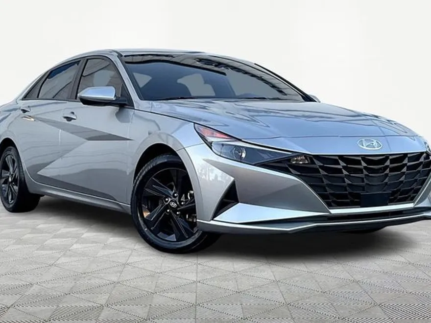 2022 Hyundai Elantra SEL Convenience photo 1